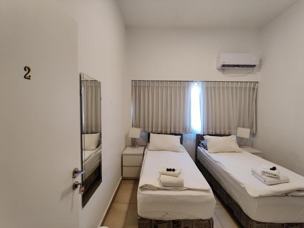 Двухместный (Двухместный номер с 2 отдельными кроватями и общей ванной комнатой) хостела Begin 19 Apartment Hotel, Тель-Авив