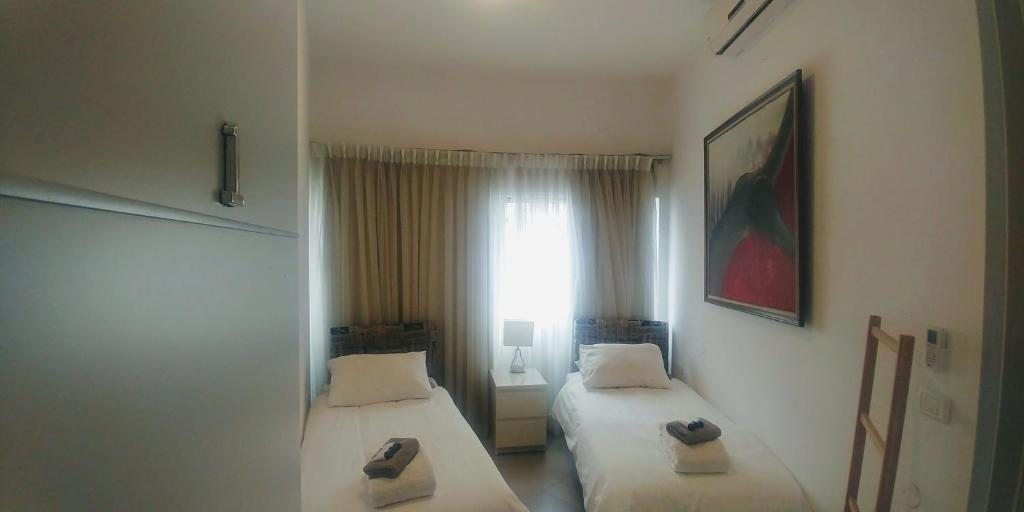 Двухместный (Небольшой двухместный номер с 2 отдельными кроватями) хостела Begin 19 Apartment Hotel, Тель-Авив