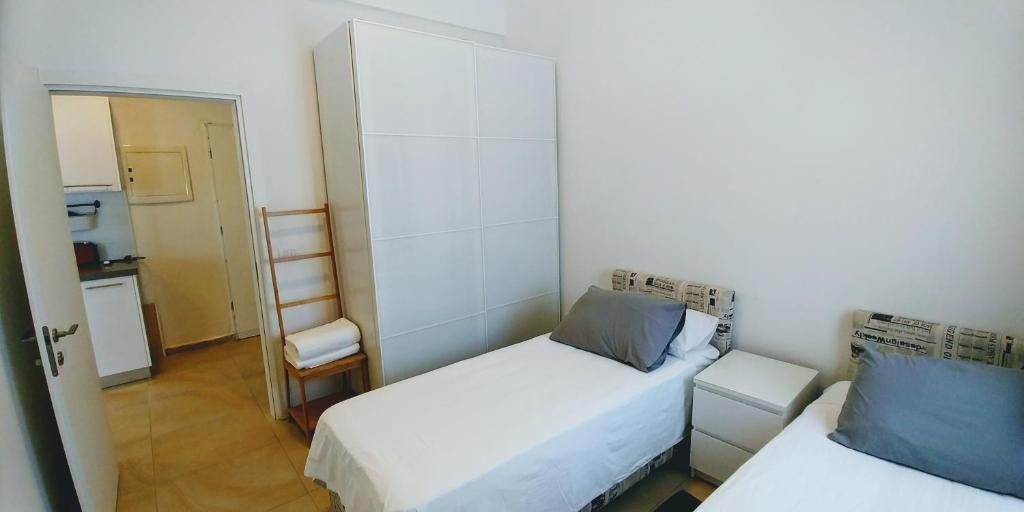 Двухместный (Двухместный номер с 2 отдельными кроватями и общей ванной комнатой) хостела Begin 19 Apartment Hotel, Тель-Авив