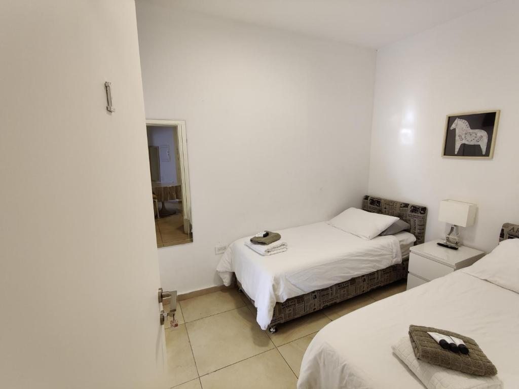 Двухместный (Стандартный двухместный номер с 2 отдельными кроватями и общей ванной комнатой) хостела Begin 19 Apartment Hotel, Тель-Авив