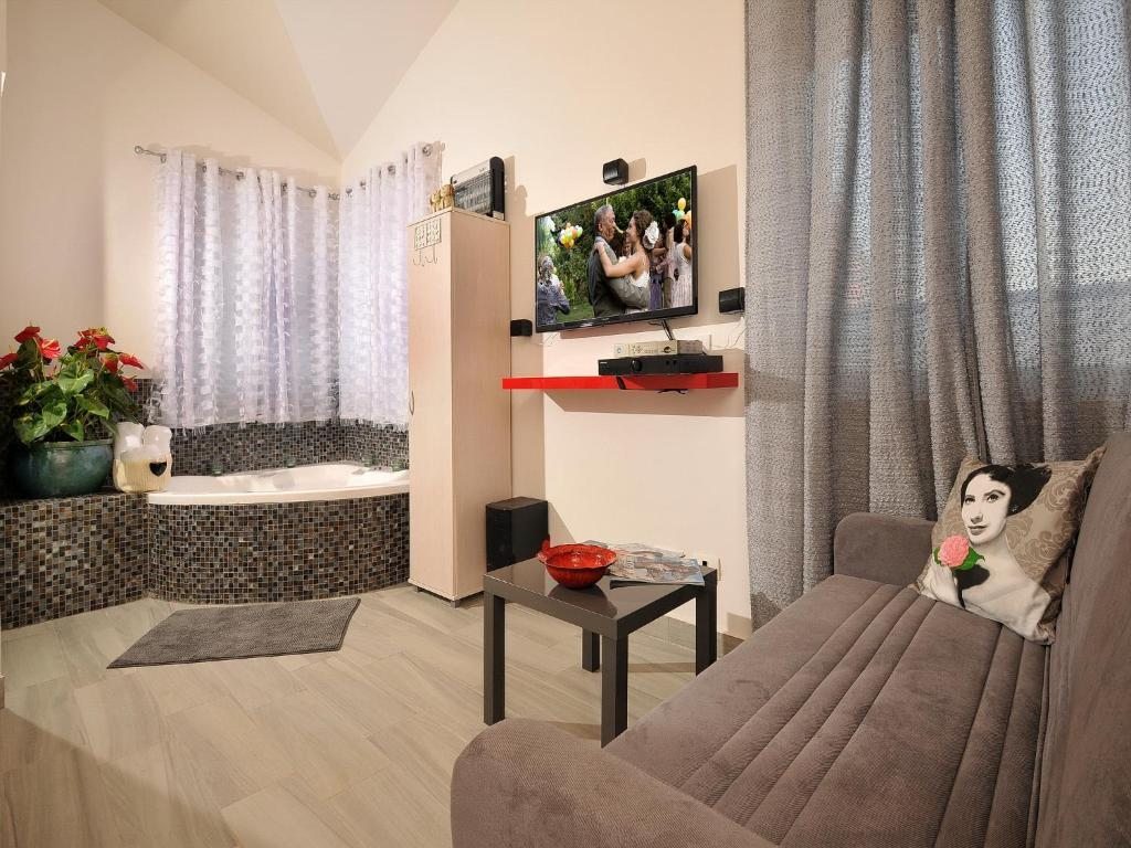 Сьюит (Люкс с кроватью размера «king-size» и гидромассажной ванной) отеля Gal Golan Suites, Хад-Нес