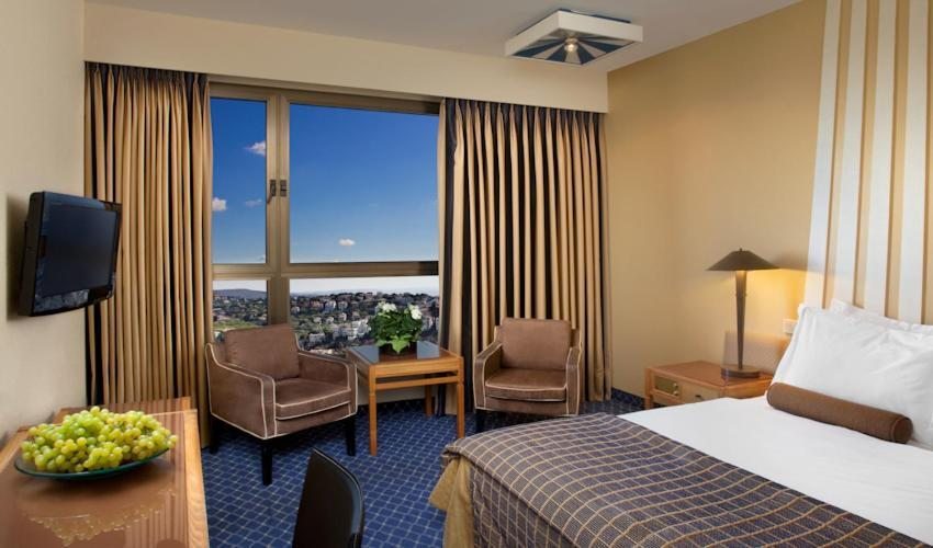 Двухместный (Улучшенный двухместный номер с 1 кроватью или 2 отдельными кроватями) отеля Dan Panorama Haifa Hotel, Хайфа