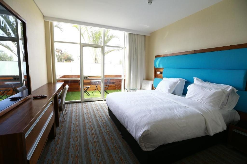 Двухместный (Улучшенный двухместный номер с 1 кроватью или 2 отдельными кроватями и внутренним двориком) отеля Garden Hotel, Хайфа
