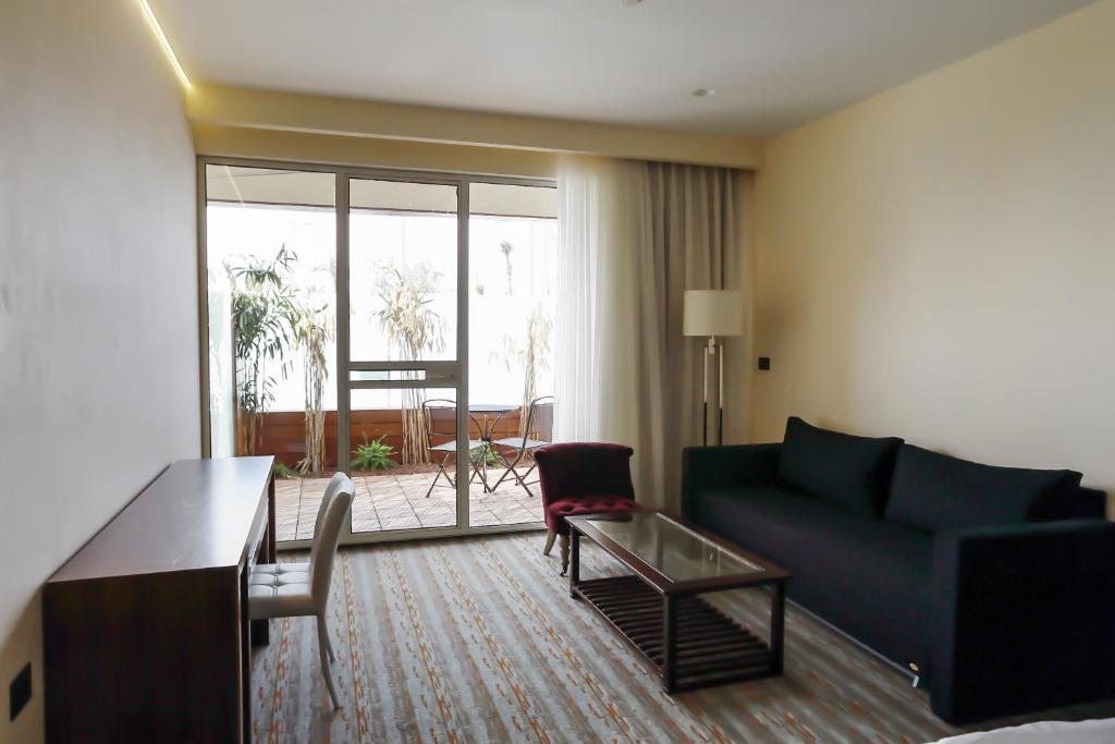 Семейный (Улучшенный семейный номер с патио (для 2 взрослых и 2 детей)) отеля Garden Hotel, Хайфа
