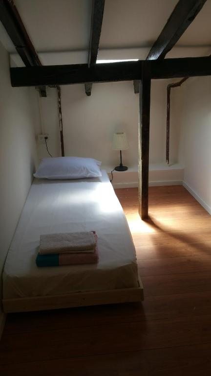 Одноместный (Одноместный номер с общей ванной комнатой) хостела German Colony Guest House- Private and Dorm rooms, Хайфа