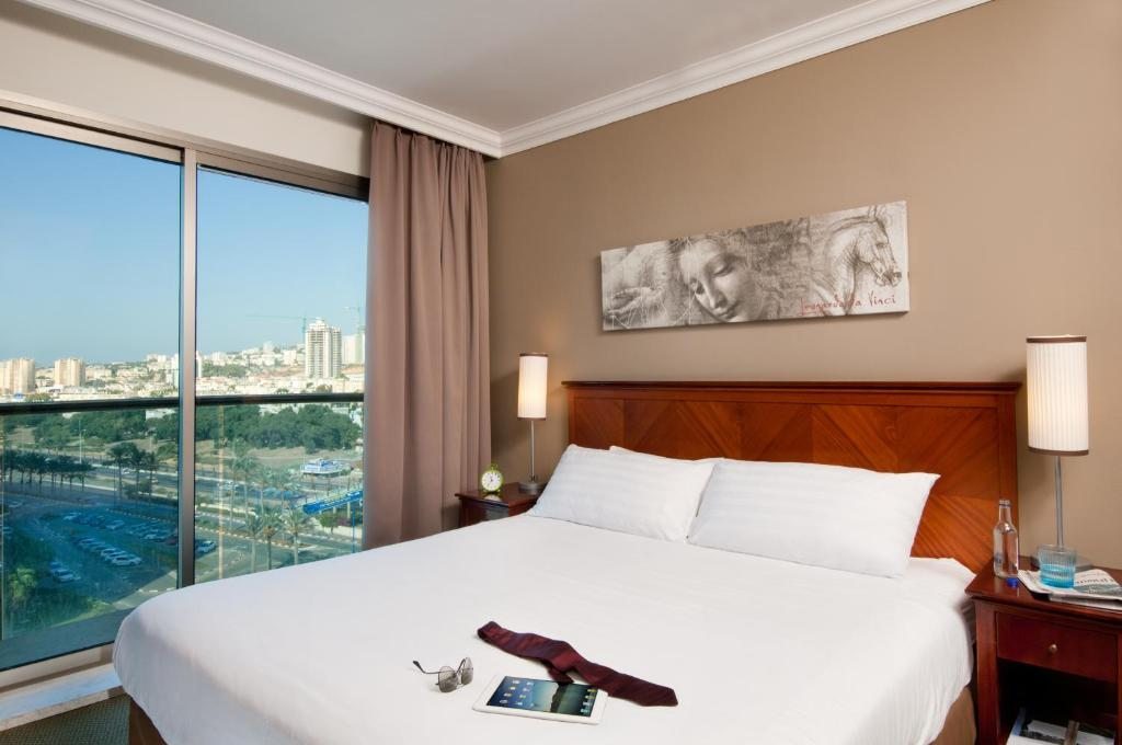 Сьюит (Королевский четырехместный люкс (4 взрослых)) отеля Leonardo Plaza Haifa, Хайфа
