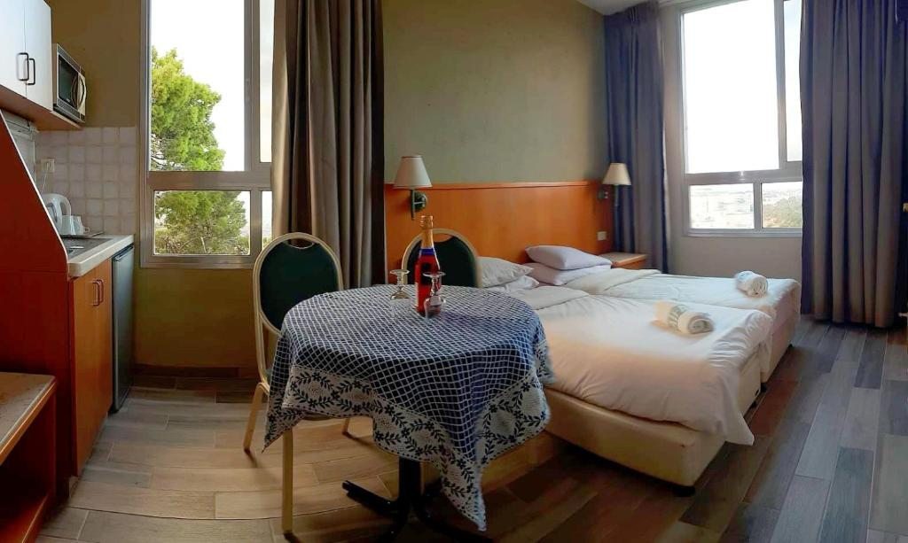 Двухместный (Двухместный номер с 1 кроватью или 2 отдельными кроватями и видом на море) отеля Marom Hotel, Хайфа