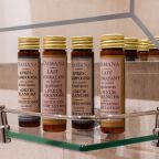 Люкс (Двухкомнатный, С джакузи), Отель Золотой дельфин