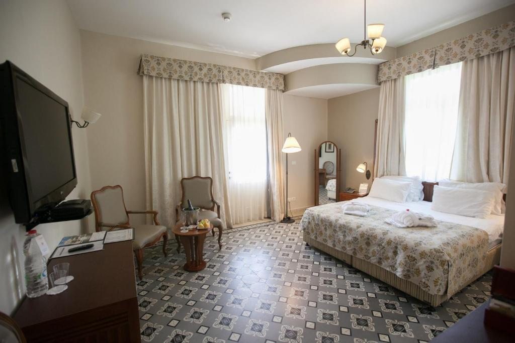Двухместный (Двухместный номер Делюкс с 1 кроватью или 2 отдельными кроватями и балконом) отеля The Colony Hotel, Хайфа