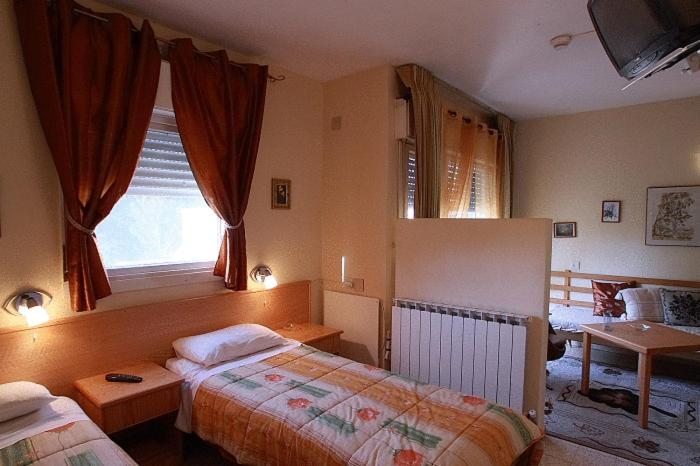 Двухместный (Двухместный номер с 2 отдельными кроватями и ванной) гостевого дома Safed Inn, Цфат