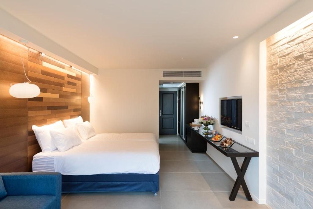 Двухместный (Улучшенный двухместный номер с 1 кроватью или 2 отдельными кроватями) отеля Shefayim Kibbutz Hotel, Герцлия