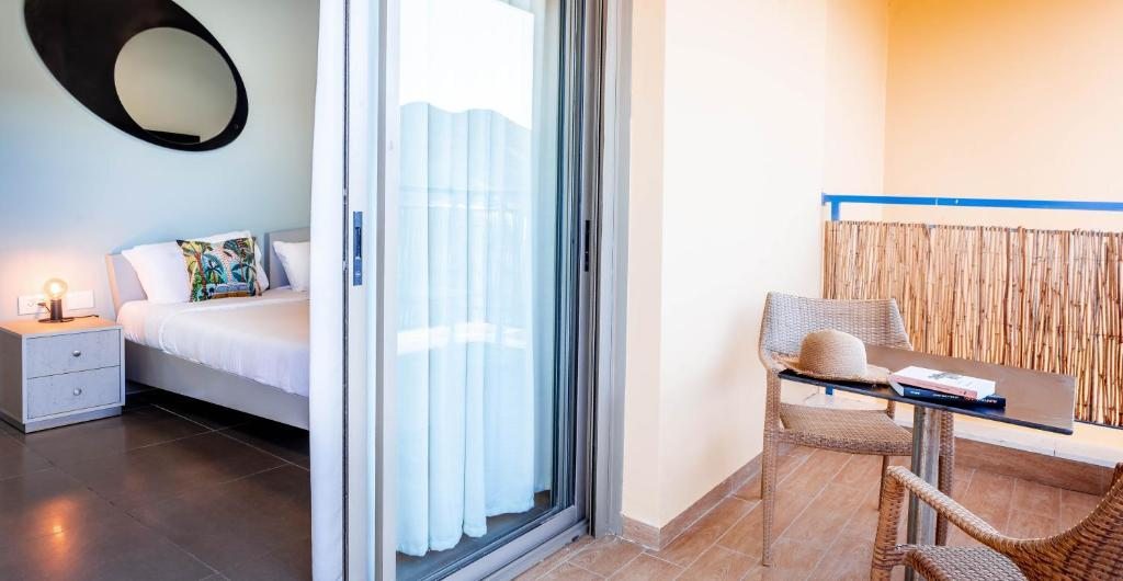 Двухместный (Апартаменты-студио с балконом) апарт-отеля Almog Eilat, Эйлат