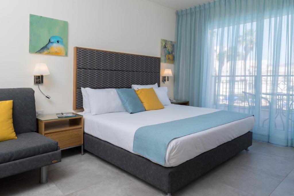 Двухместный (Улучшенный двухместный номер с 1 кроватью или 2 отдельными кроватями, вид на бассейн) отеля Americana Eilat Hotel, Эйлат