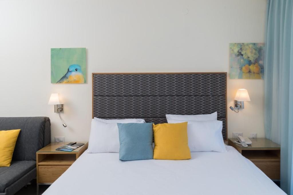 Семейный (Улучшенный двухместный номер с 1 кроватью и видом на бассейн (для 2 взрослых и 1 ребенка)) отеля Americana Eilat Hotel, Эйлат