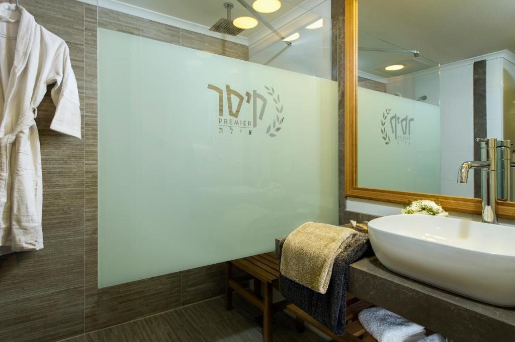 Семейный (Семейный номер с ванной комнатой) отеля Caesar Premier Eilat Hotel, Эйлат