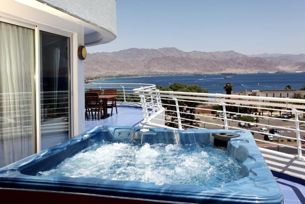 Сьюит (Люкс Caribbean с 3 комнатами, большой террасой, мини-кухней и гидромассажной ванной — Площадь 100 кв. м) отеля Club Hotel Eilat, Эйлат
