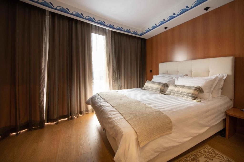 Сьюит (Представительский суперлюкс с 2 комнатами, мини-кухней и большой террасой с гидромассажной ванной — Площадь 60 кв. м) отеля Club Hotel Eilat, Эйлат