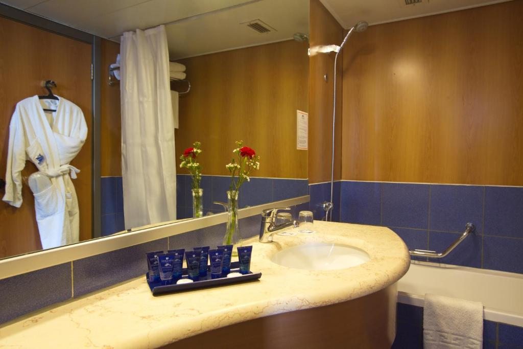 Сьюит (Полулюкс Делюкс с 2 комнатами, балконом и мини-кухней — 50 кв. м — Для 4 взрослых и 1 ребенка) отеля Club Hotel Eilat, Эйлат