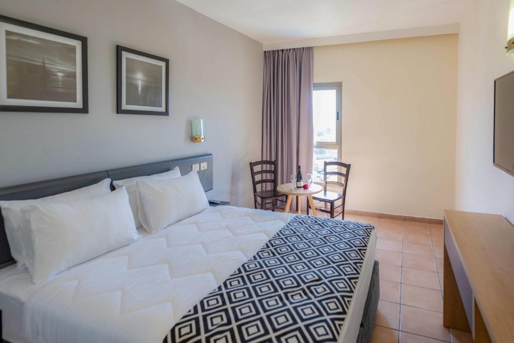 Трехместный (Номер «Комфорт» с видом на море) отеля Comfort hotel Eilat, Эйлат