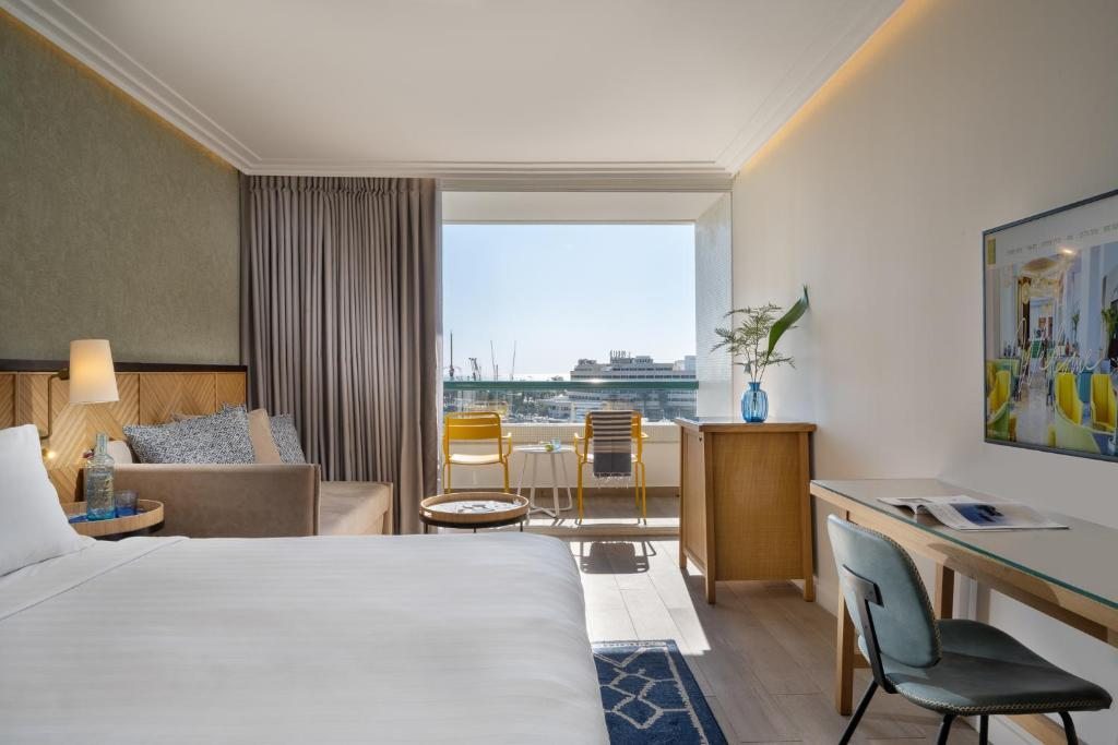 Двухместный (Двухместный номер Делюкс с 1 кроватью и балконом (для 2 взрослых и 2 детей)) отеля Crowne Plaza Eilat, Эйлат