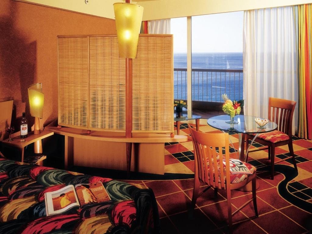 Трехместный (Трёхместный номер Делюкс с видом на море(на 2 взрослых и 1 ребёнка)) отеля Dan Eilat Hotel, Эйлат