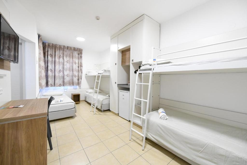Номер (Односпальная кровать в общем мужском номере) хостела HI - Eilat Hostel, Эйлат
