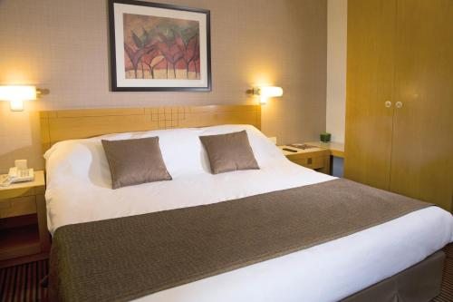 Сьюит (Улучшенный люкс с видом на бассейн (2 взрослых + 1 ребенок)) отеля Isrotel Royal Garden All-Suites Hotel, Эйлат