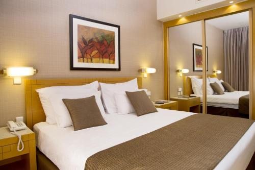 Семейный (Улучшенный люкс с видом на бассейн (2 взрослых + 2 детей)) отеля Isrotel Royal Garden All-Suites Hotel, Эйлат