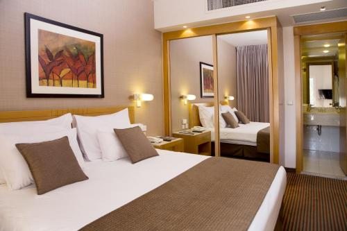 Сьюит (Семейный люкс (для 2 взрослых и 2 детей)) отеля Isrotel Royal Garden All-Suites Hotel, Эйлат