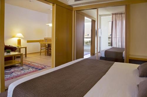 Сьюит (Улучшенный трехместный люкс с видом на парк (3 взрослых)) отеля Isrotel Royal Garden All-Suites Hotel, Эйлат