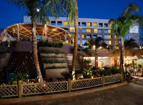Сьюит (Улучшенный трехместный люкс (3 взрослых)) отеля Isrotel Royal Garden All-Suites Hotel, Эйлат