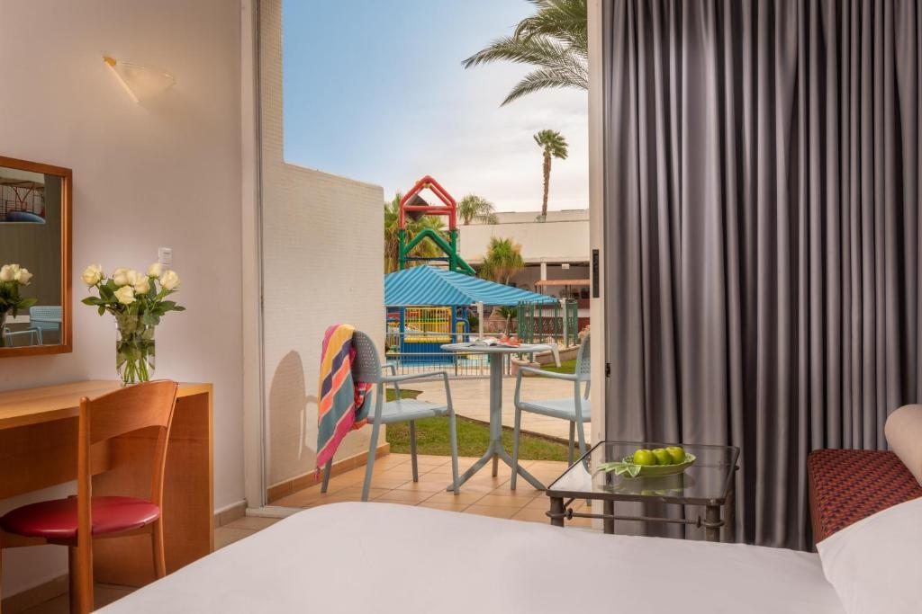 Семейный (Улучшенный номер с садом и террасой (для 2 взрослых + 2 детей)) отеля Leonardo Club Eilat - Все включено, Эйлат