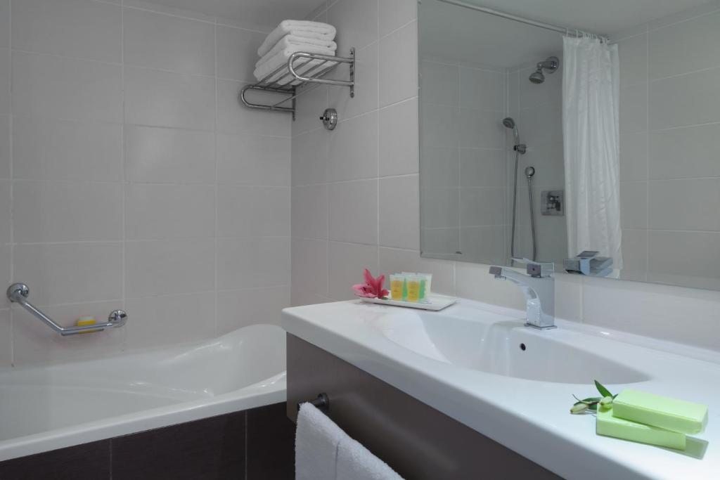 Двухместный (Улучшенный двухместный номер с 1 кроватью или 2 отдельными кроватями, вид на бассейн) отеля Leonardo Privilege Eilat Hotel - Все включено, Эйлат