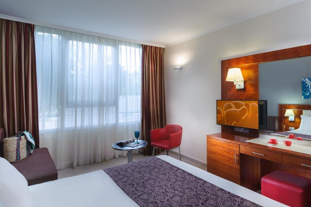 Двухместный (Двухместный номер «Комфорт» с 1 кроватью (для 2 взрослых и 1 ребенка)) отеля Leonardo Royal Resort Eilat, Эйлат