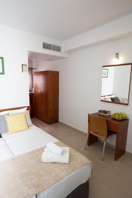 Трехместный (Стандартный трехместный номер с 3 односпальными кроватями) мотеля Motel Aviv, Эйлат