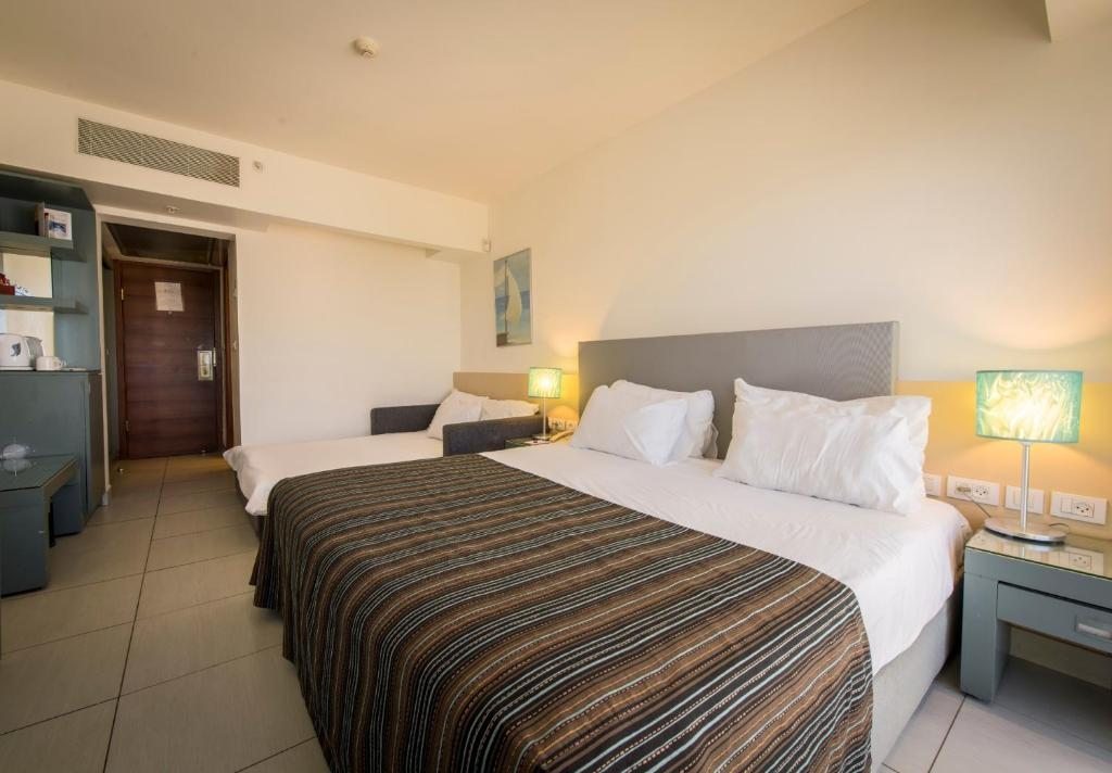 Двухместный (Улучшенный двухместный номер с 1 кроватью или 2 отдельными кроватями) отеля Rimonim Eilat Hotel, Эйлат