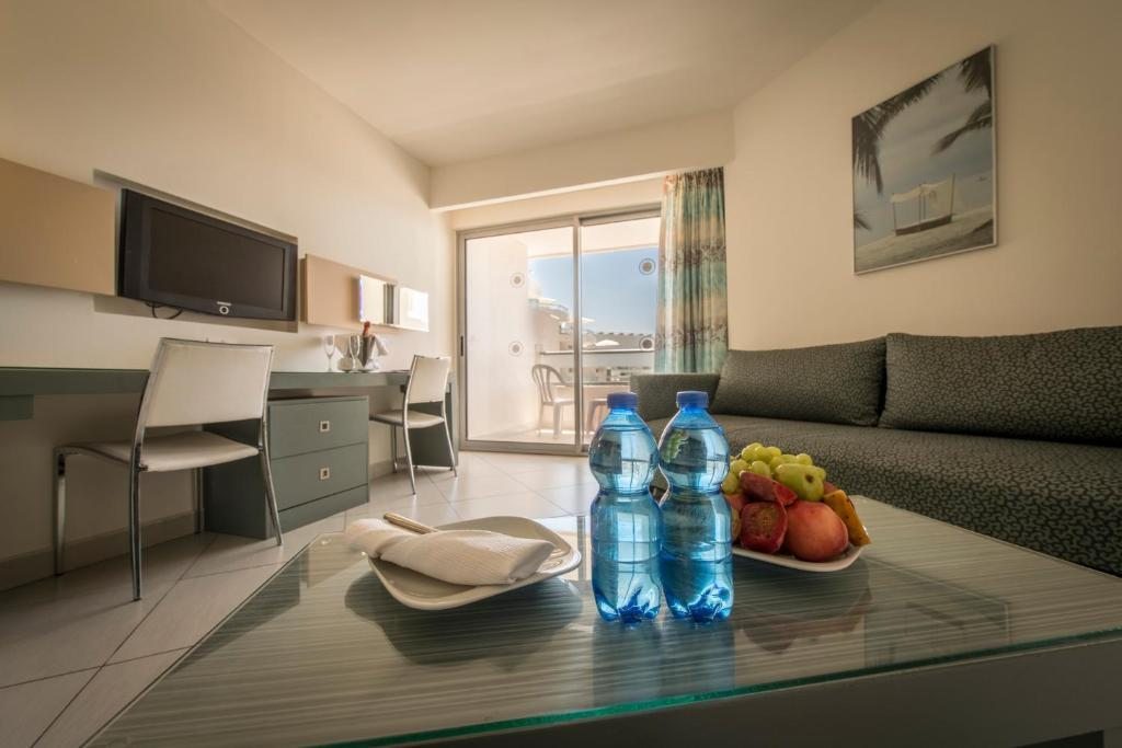 Сьюит (Полулюкс с видом на море (для 2 детей и 2 взрослых)) отеля Rimonim Eilat Hotel, Эйлат