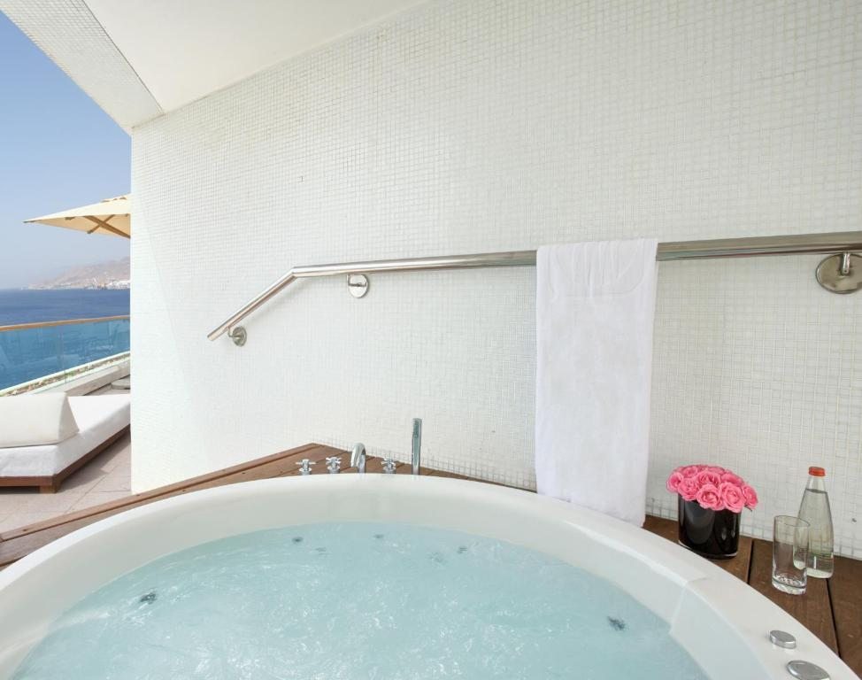 Сьюит (Улучшенный королевский люкс) отеля Royal Beach Hotel Eilat by Isrotel Exclusive Collection, Эйлат