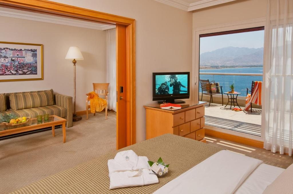 Сьюит (Люкс с 2 спальнями и балконом Royal) отеля U Suites – Luxury by the Sea, Эйлат