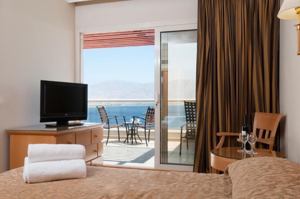 Сьюит (Королевский люкс с 2 спальнями и балконом (для 2 взрослых и 2 детей)) отеля U Suites – Luxury by the Sea, Эйлат