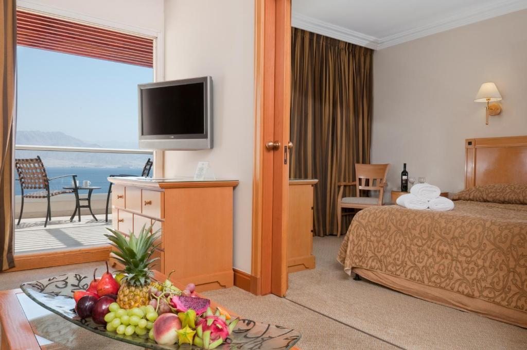 Сьюит (Королевский люкс с 2 спальнями и балконом, для 4 взрослых и 1 ребенка) отеля U Suites – Luxury by the Sea, Эйлат