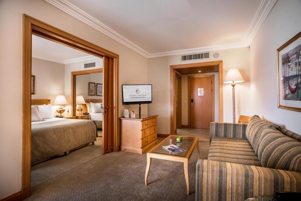 Сьюит (Суперлюкс с 1 спальней и балконом, для 4 взрослых) отеля U Suites – Luxury by the Sea, Эйлат