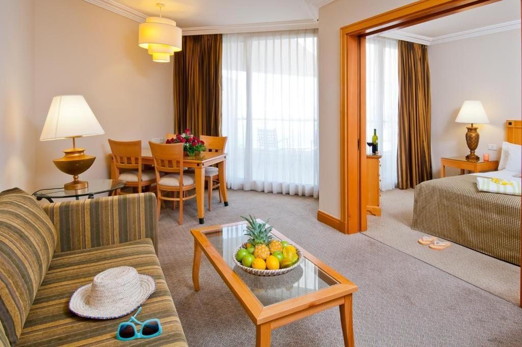 Сьюит (Суперлюкс с 1 спальней и балконом, для 3 взрослых и 1 ребенка) отеля U Suites – Luxury by the Sea, Эйлат