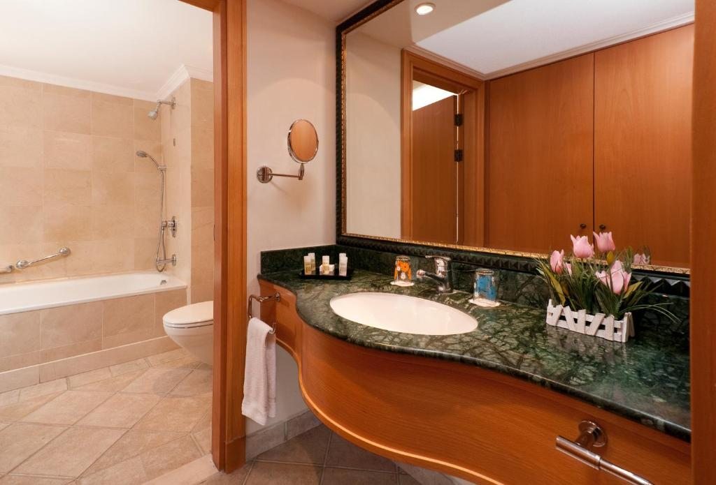 Сьюит (Суперлюкс с гидромассажной ванной (для 2 взрослых и 2 детей)) отеля U Suites – Luxury by the Sea, Эйлат