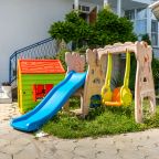 Детская площадка, Отель Дуэт