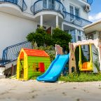 Детская площадка, Отель Дуэт