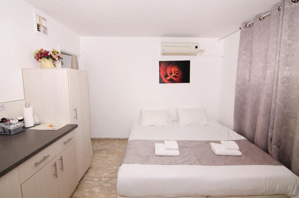 Двухместный (Двухместный номер с 1 кроватью или 2 отдельными кроватями, вид на горы [NR]) гостевого дома Villa Laguna Eilat, Эйлат