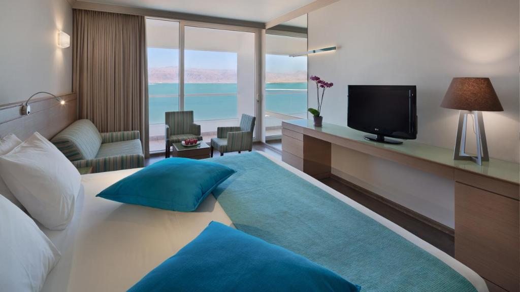 Двухместный (Двухместный номер Делюкс с 2 двуспальными кроватями – для курящих) отеля Crowne Plaza Dead Sea Hotel, Эйн-Бокек