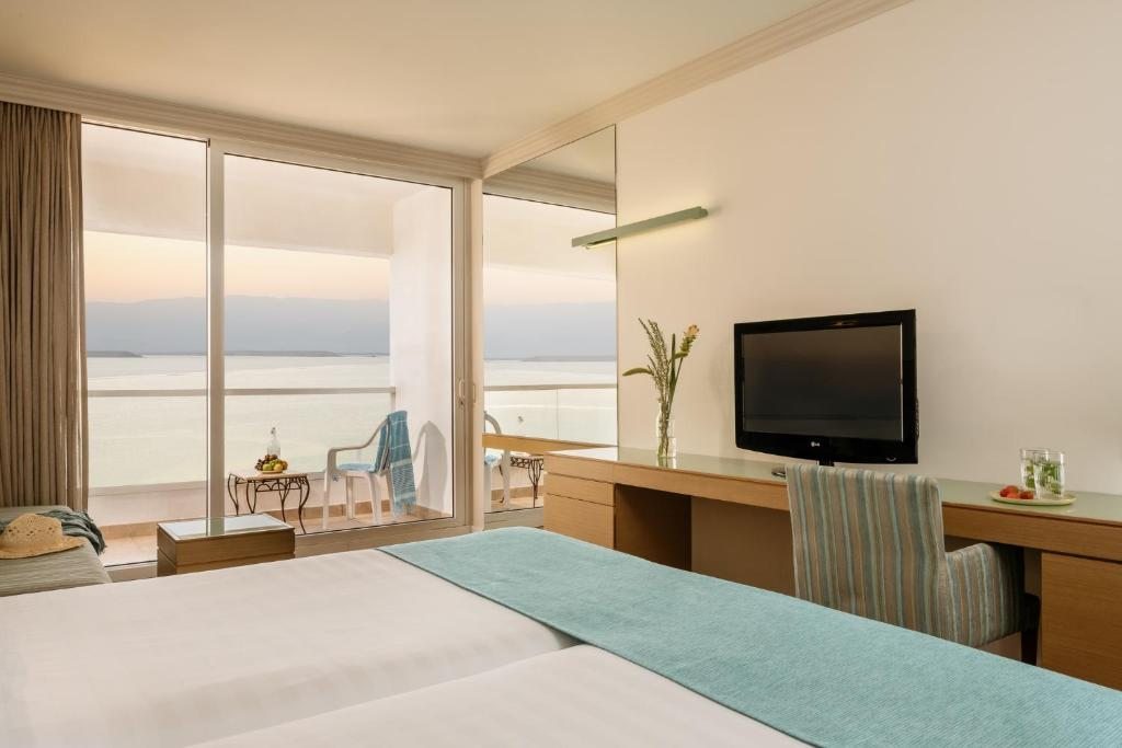 Двухместный (Двухместный номер Делюкс с 1 кроватью и балконом - Вид на море) отеля Crowne Plaza Dead Sea Hotel, Эйн-Бокек