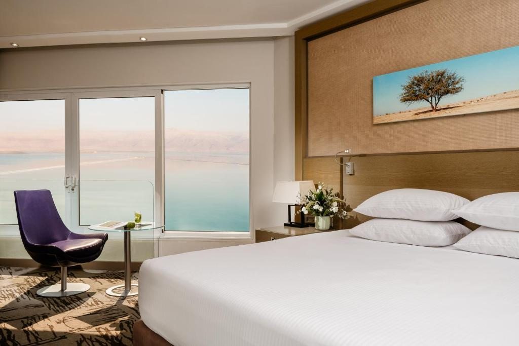 Двухместный (Клубный номер с видом на море (Только для взрослых)) отеля Crowne Plaza Dead Sea Hotel, Эйн-Бокек